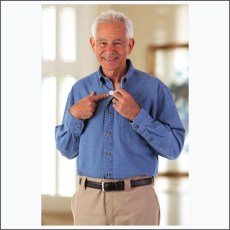 camicia con bottoni in velcro per anziani